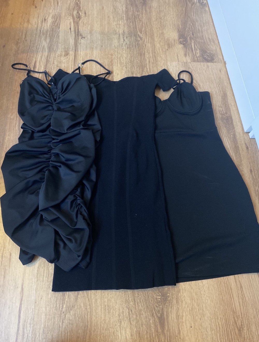 Drei Enge schwarze Kleider zum verkaufen