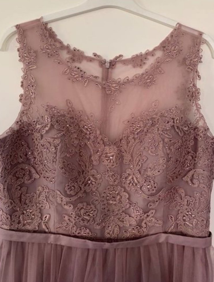 Abendkleid mit Ziersteinbesatz