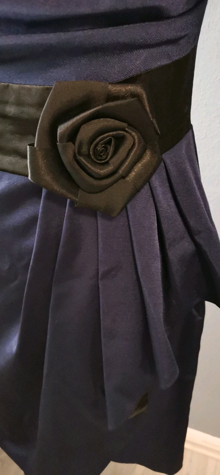 Schickes dunkelblaues Kleid mit schwarzem Akzent Rose Gr. 40