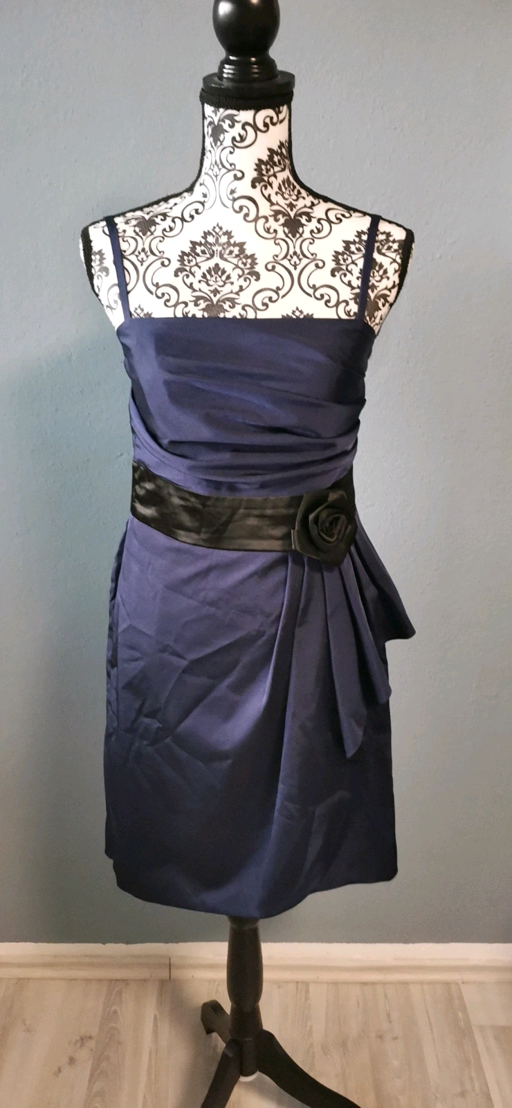 Schickes dunkelblaues Kleid mit schwarzem Akzent Rose Gr. 40