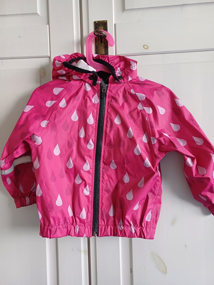 Regenjacke mit Regentropfen 