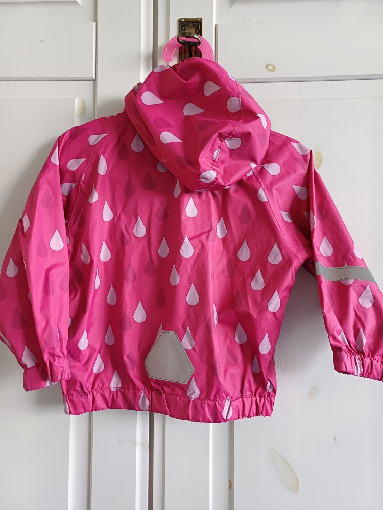 Regenjacke mit Regentropfen 