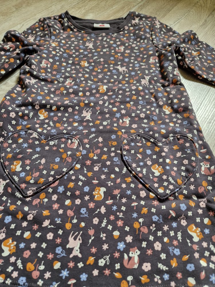 Kleid mit Waldtieren Herztaschen vorn