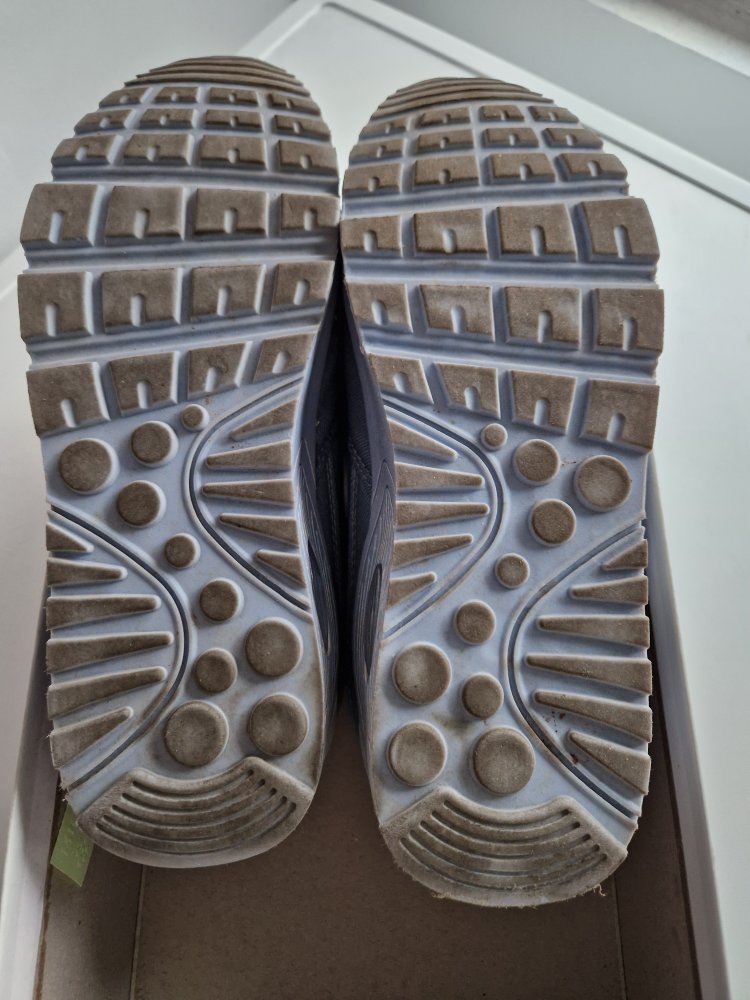 Schlichte Sneakers  / Chunky Sneakers