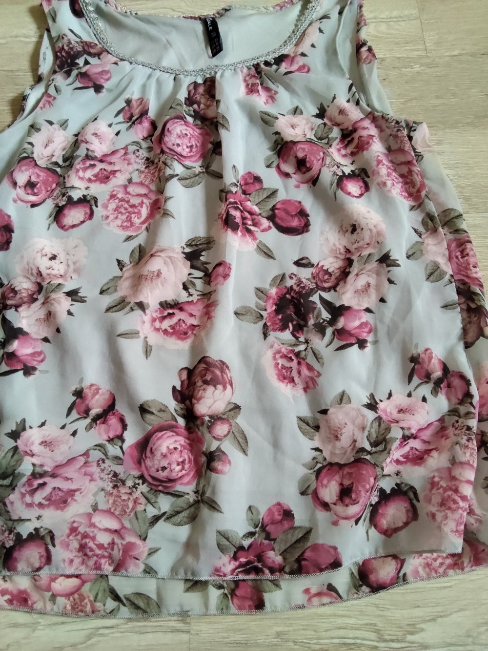 Schickes Blumen Top / Bluse mit Pailletten 