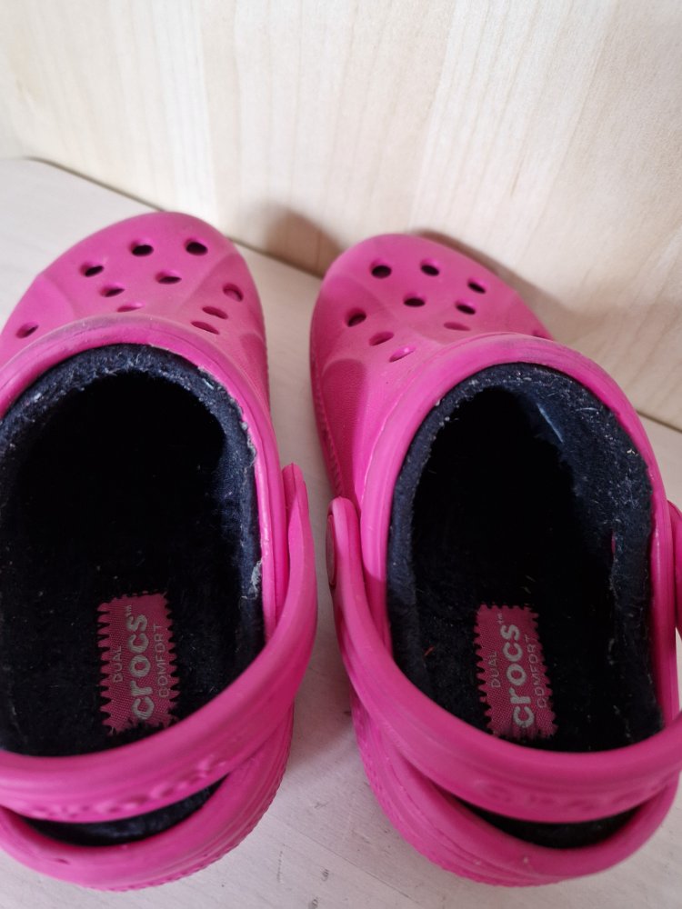 Gefütterte Crocs / Hausschuhe 