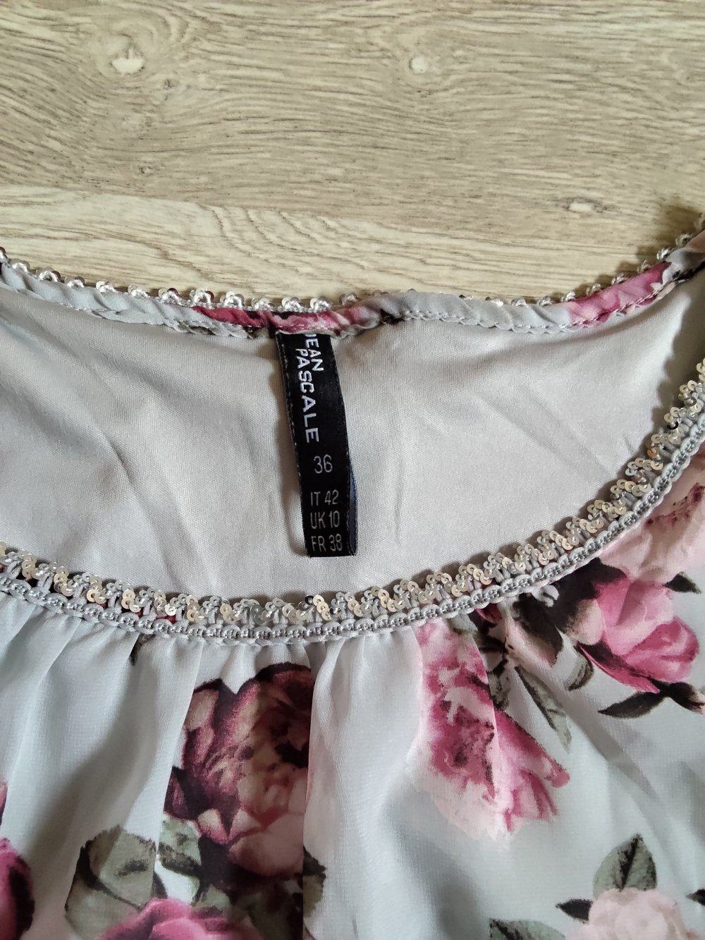 Schickes Blumen Top / Bluse mit Pailletten 