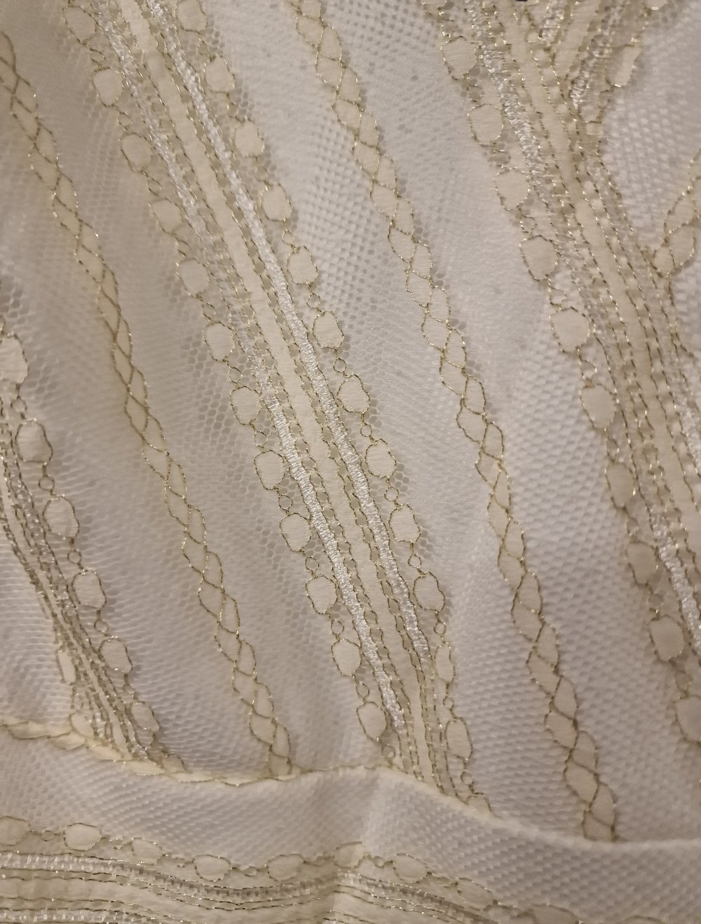 Brautkleid mit goldener Spitze