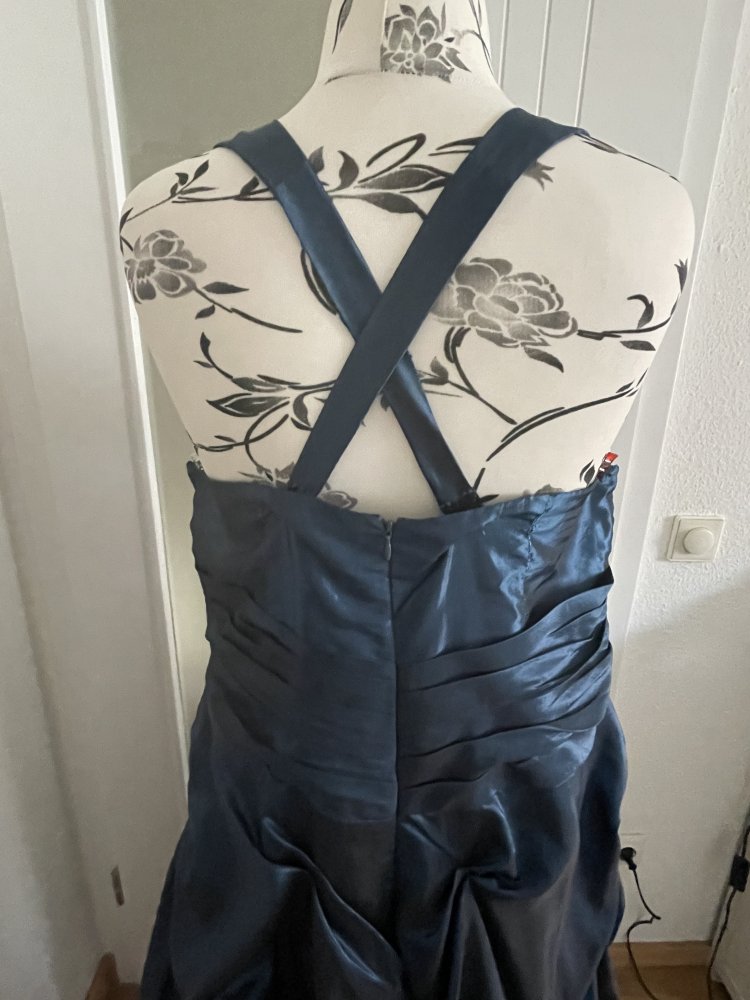 Ballkleid mit Stickerei blau