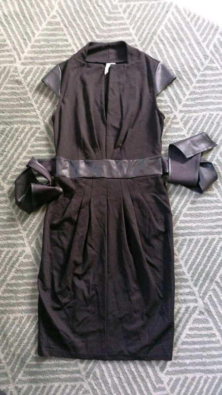 Strenges schwarzes Business Kleid 
