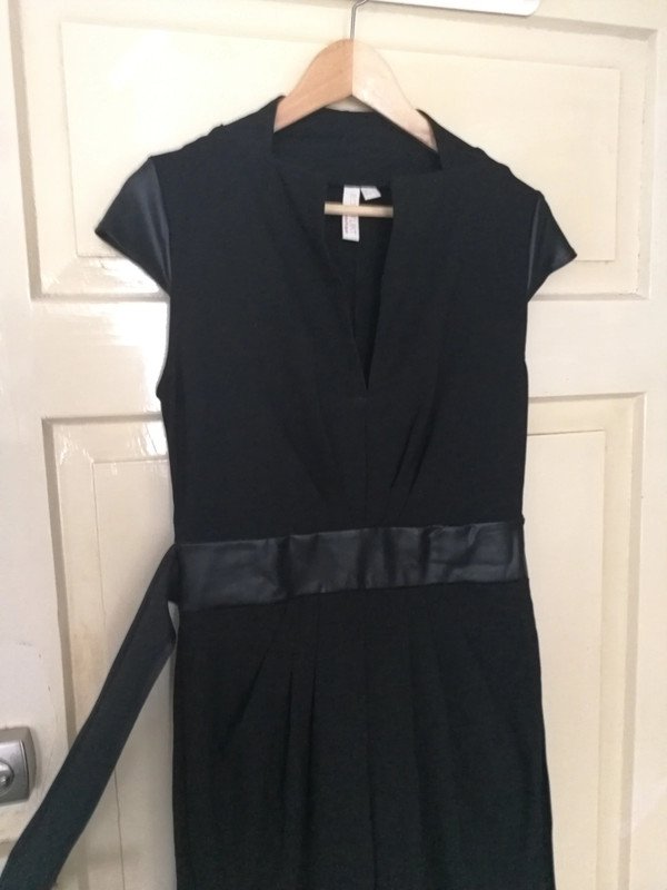 Strenges schwarzes Business Kleid 