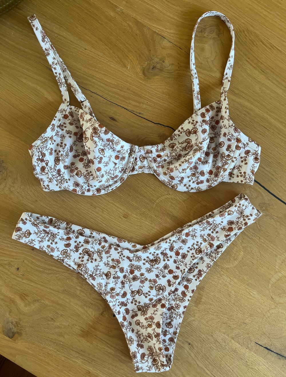 Weißes Bikini Set mit Blümchen Muster