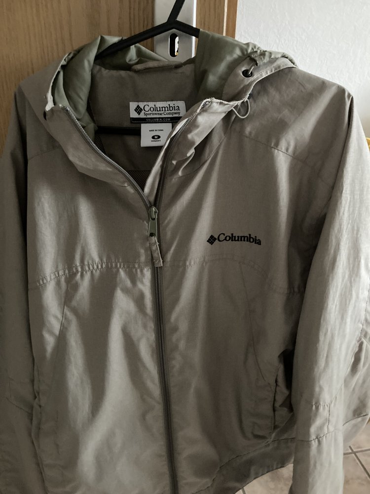 hell-olivgrüne Outdoor-Jacke von Columbia