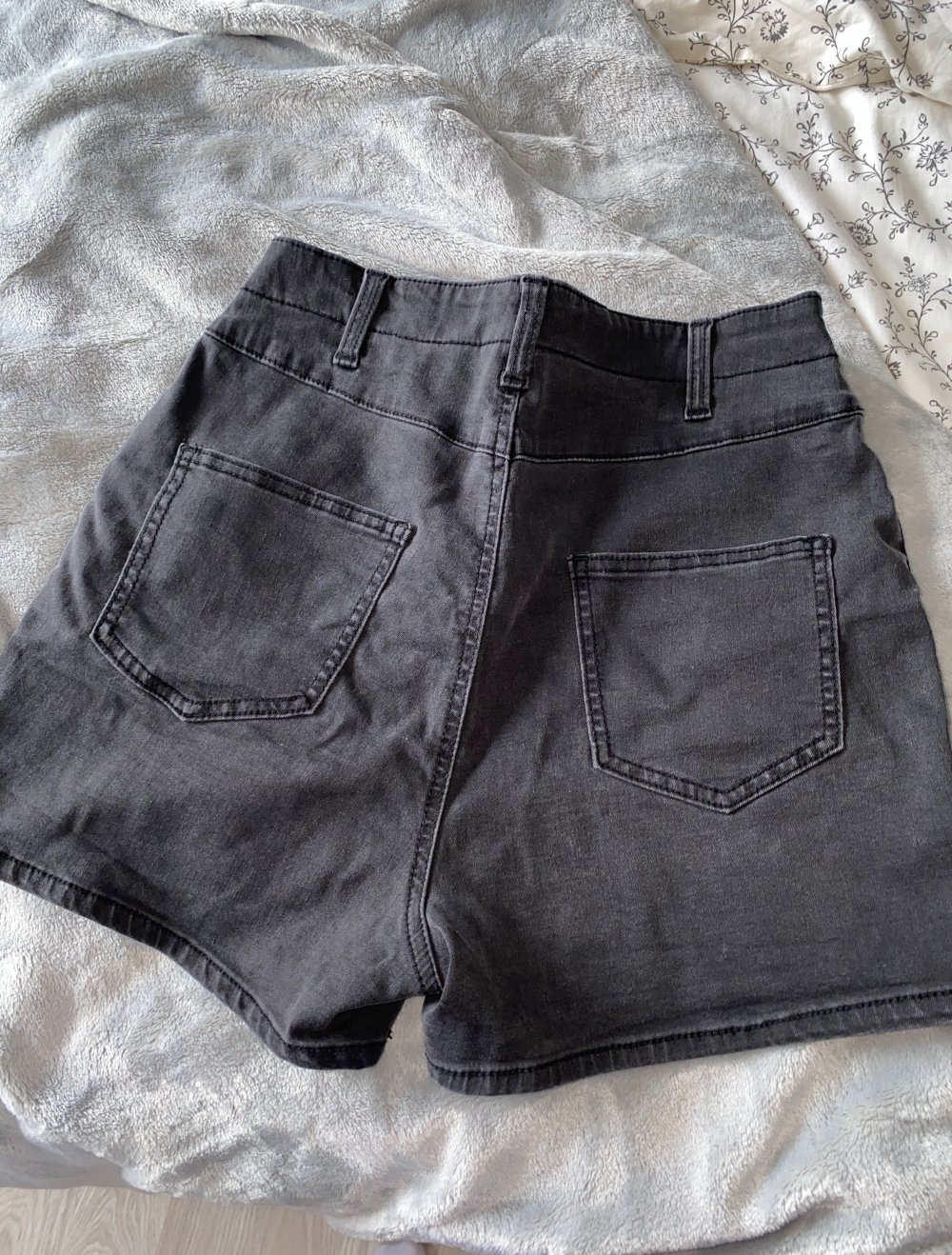 Kurze Jeanshose