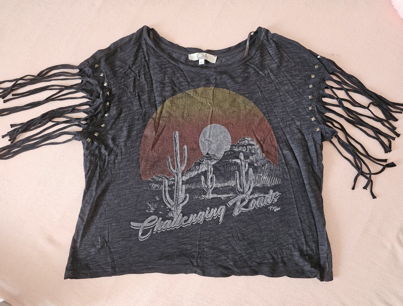 Schöne T-shirt, lässig, Rock Style, mit Nieten und Fransen, Größe XS