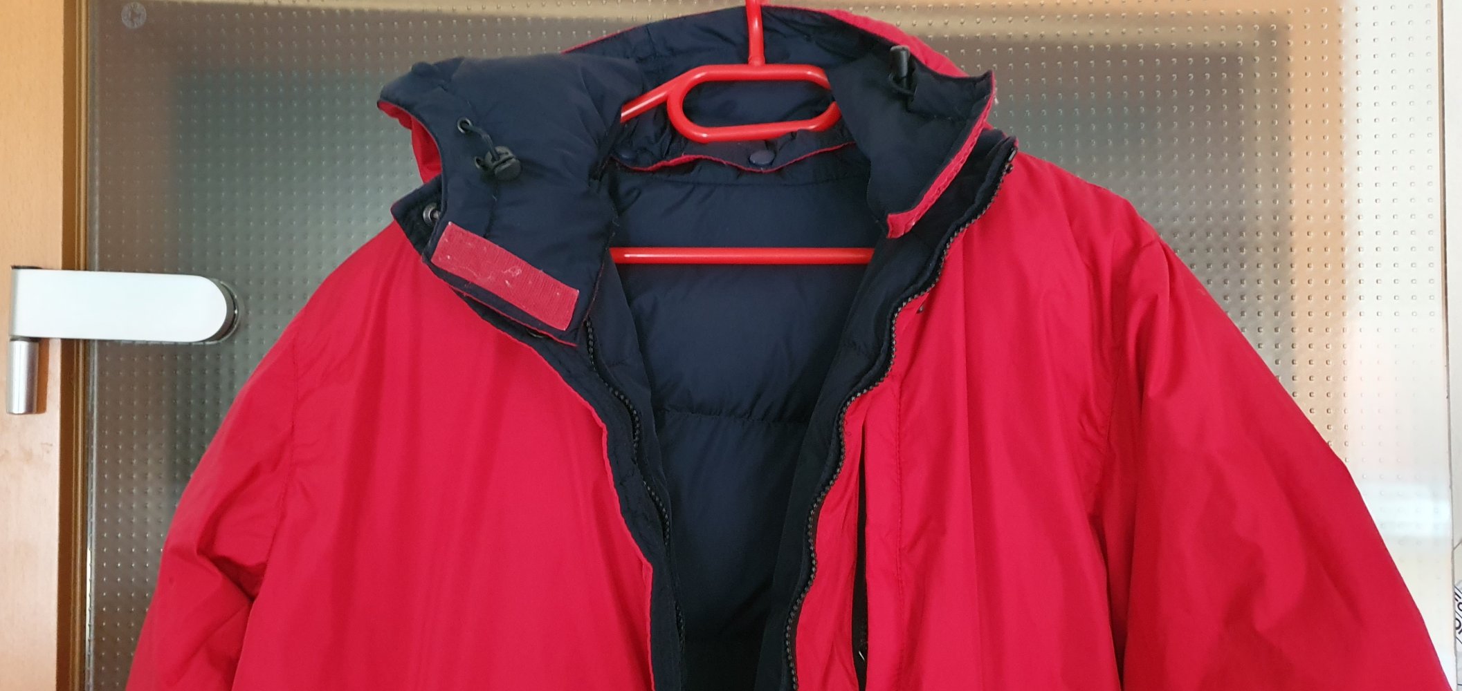 Daunenwendejacke in dunkelblau/rot mit Kapuze, Marke: Lands' End