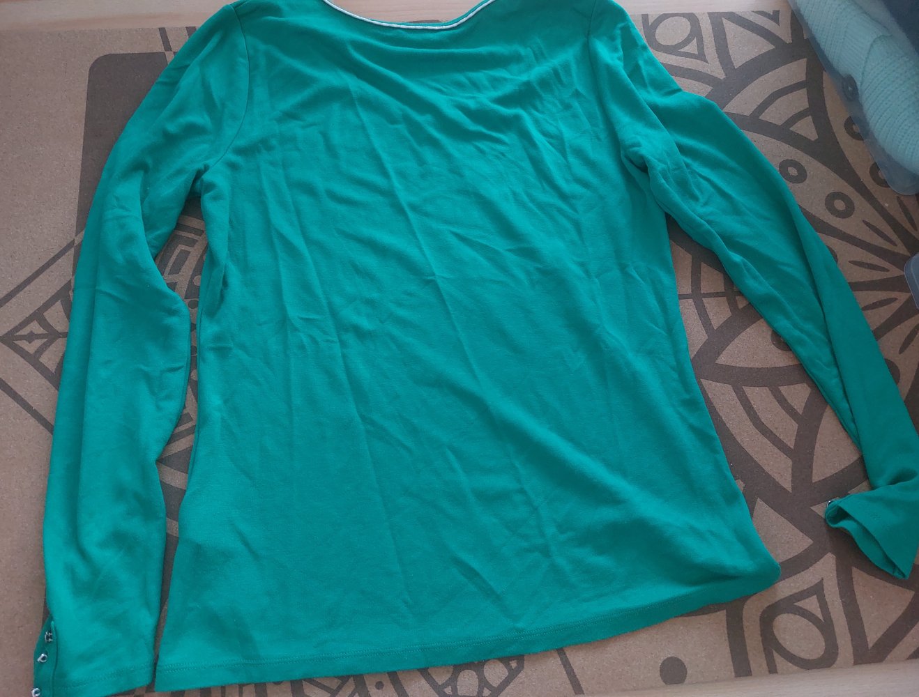dünner V-Pulli