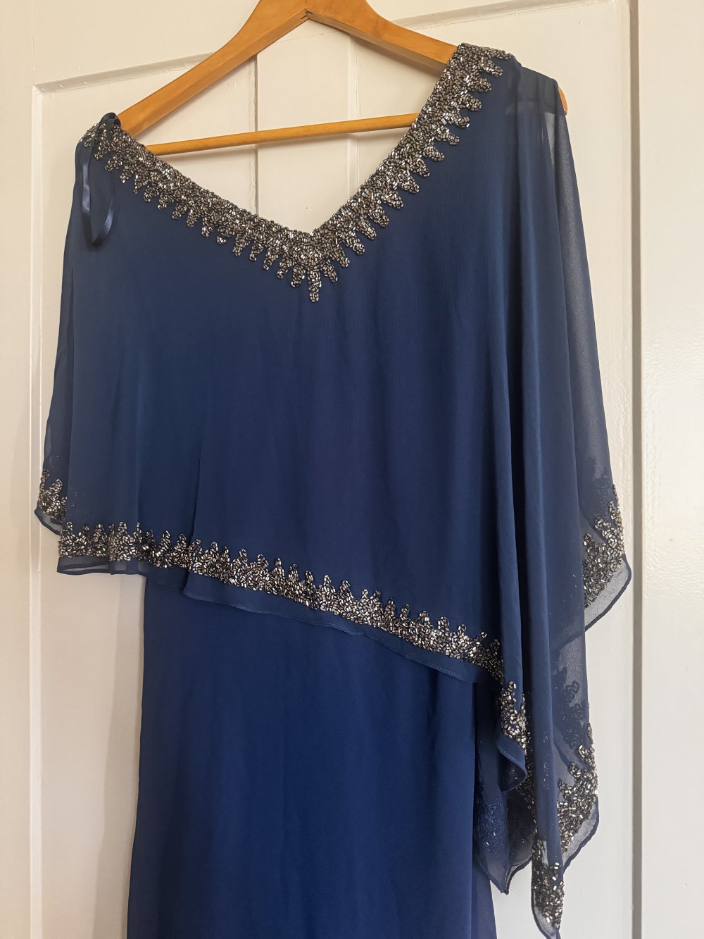 Abendkleid, elegant, mit Stickerei. 