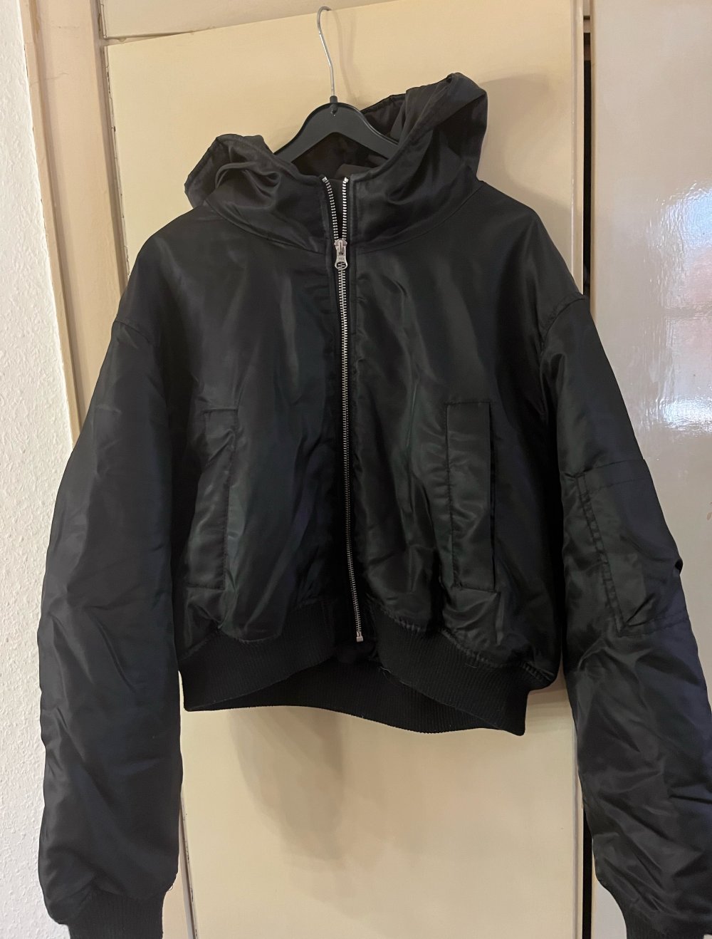 Bomberjacke mit kurzem Schnitt und bedruckt an der Rückseite