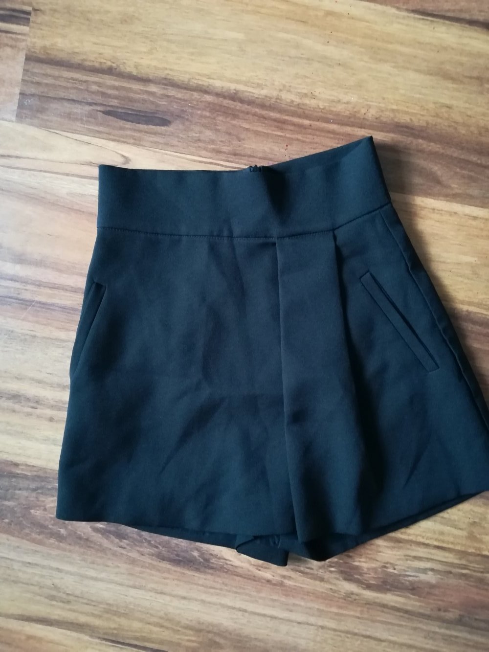 schwarzer Hosenrock, Skort