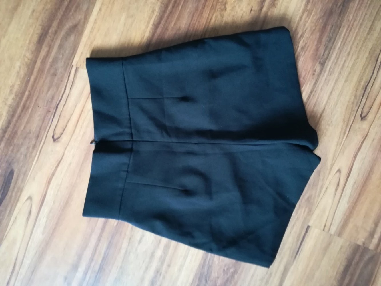 schwarzer Hosenrock, Skort