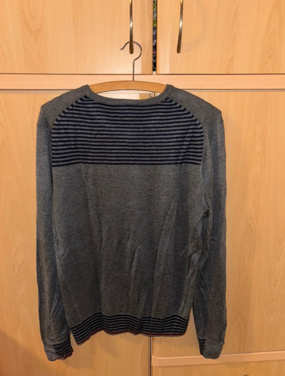 grauer Männer Pullover