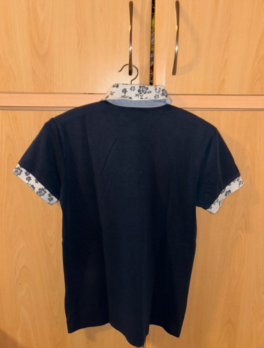 blauer Poloshirt