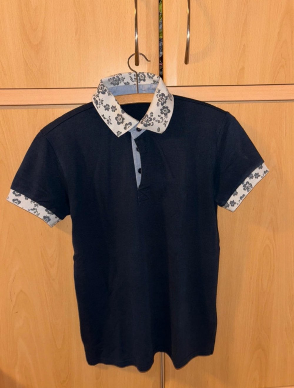 blauer Poloshirt