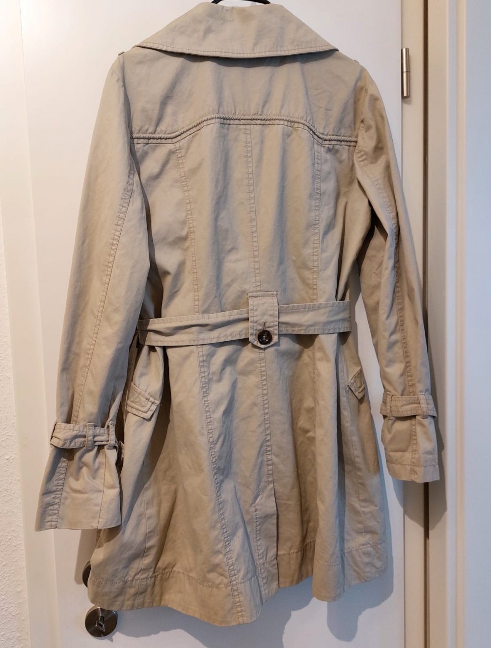 s.Oliver Damen Trenchcoat Gr. 40 Übergangsjacke beige mit Gürtel und Seitentaschen.