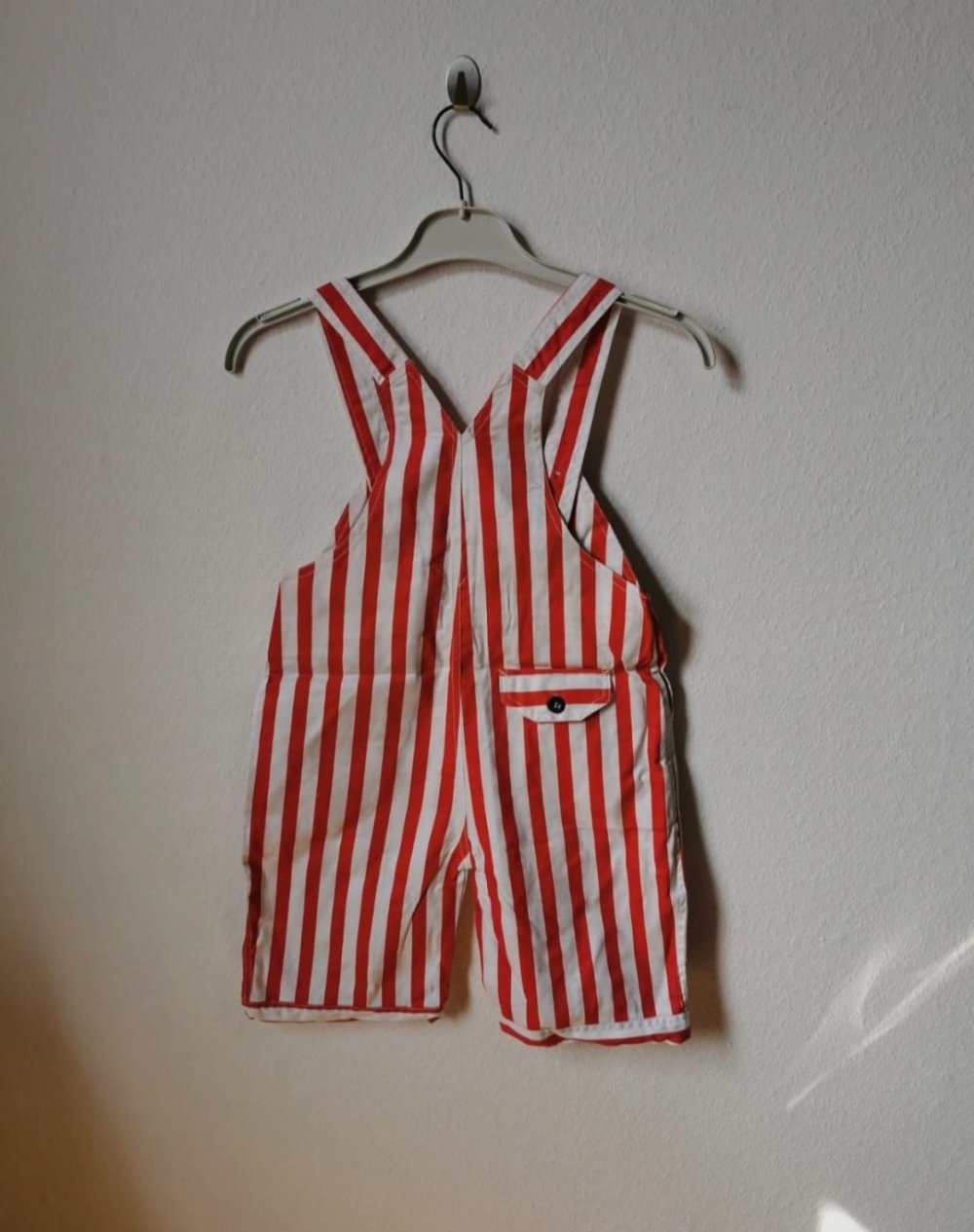 Kinder Latzhose in rot-weiß