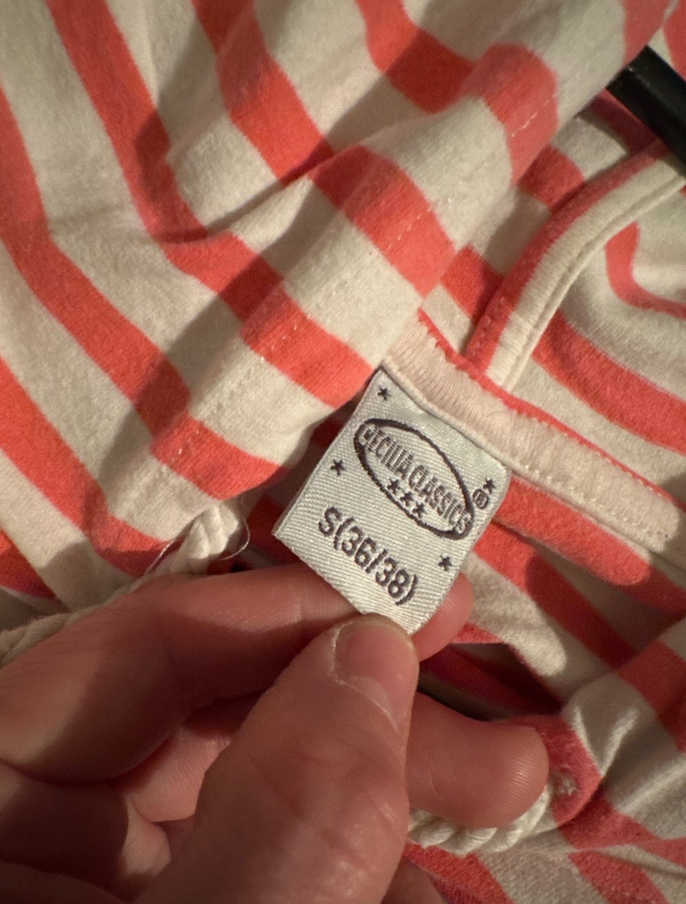 schönes Sweatshirt mit Kapuze