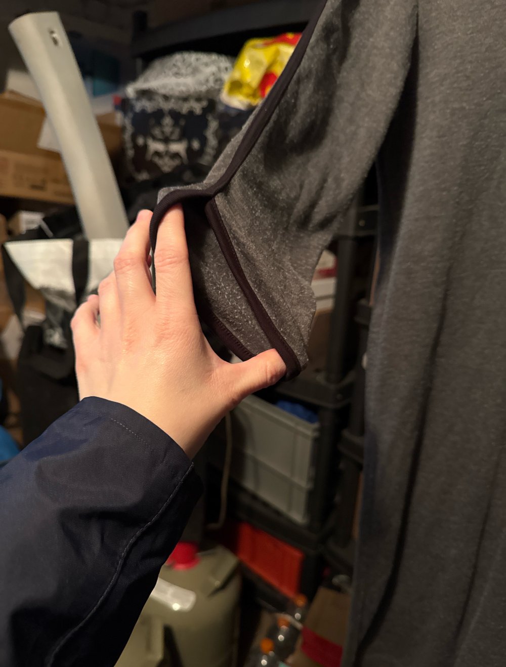schönes graues langes Kleid