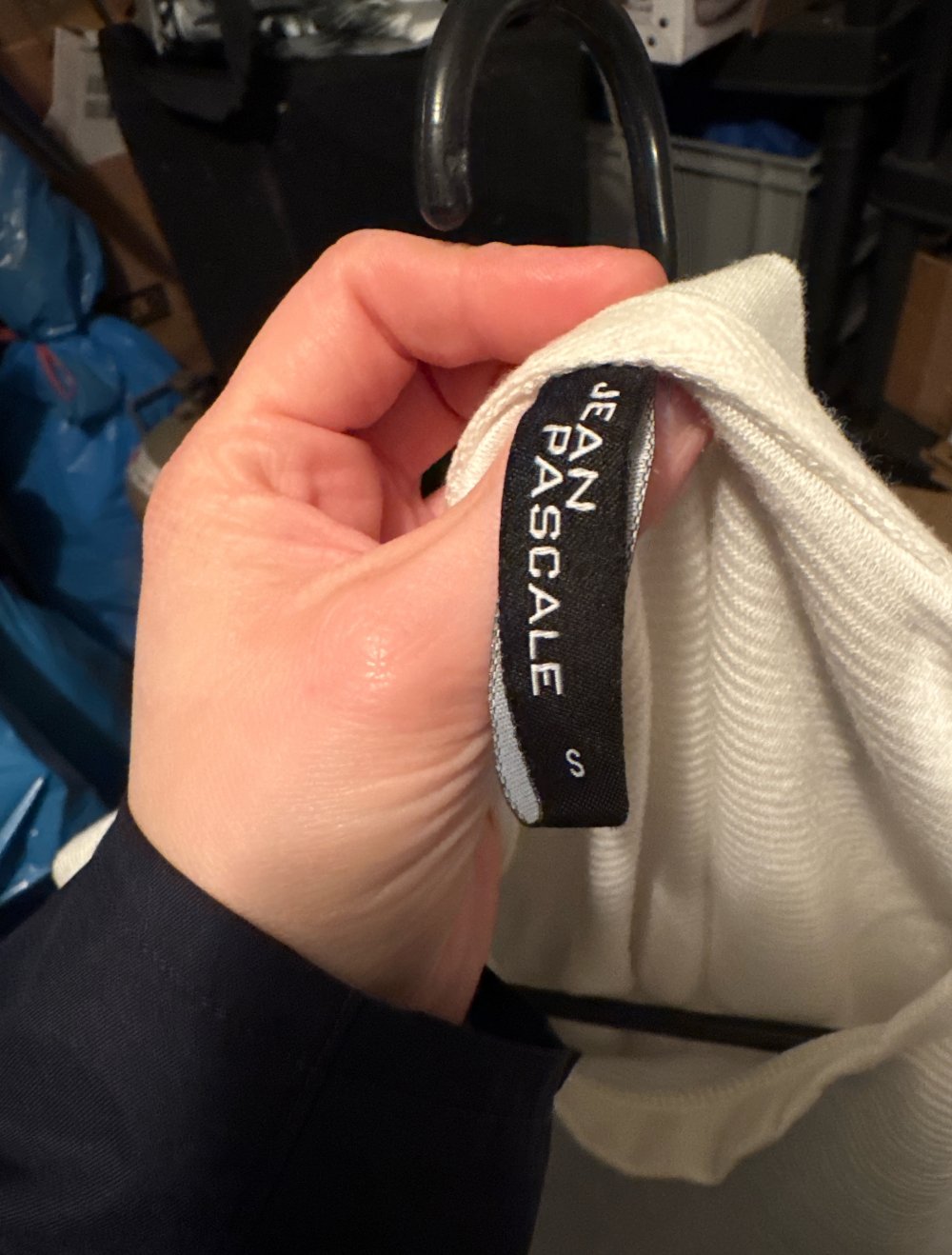 Schöner weiser Pulli