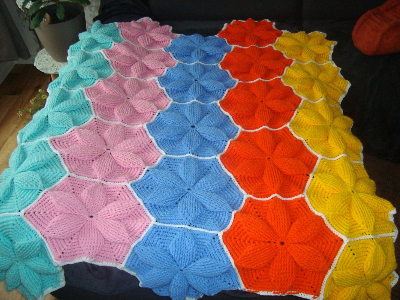 Häkeldecke im 3 D Blütenmuster