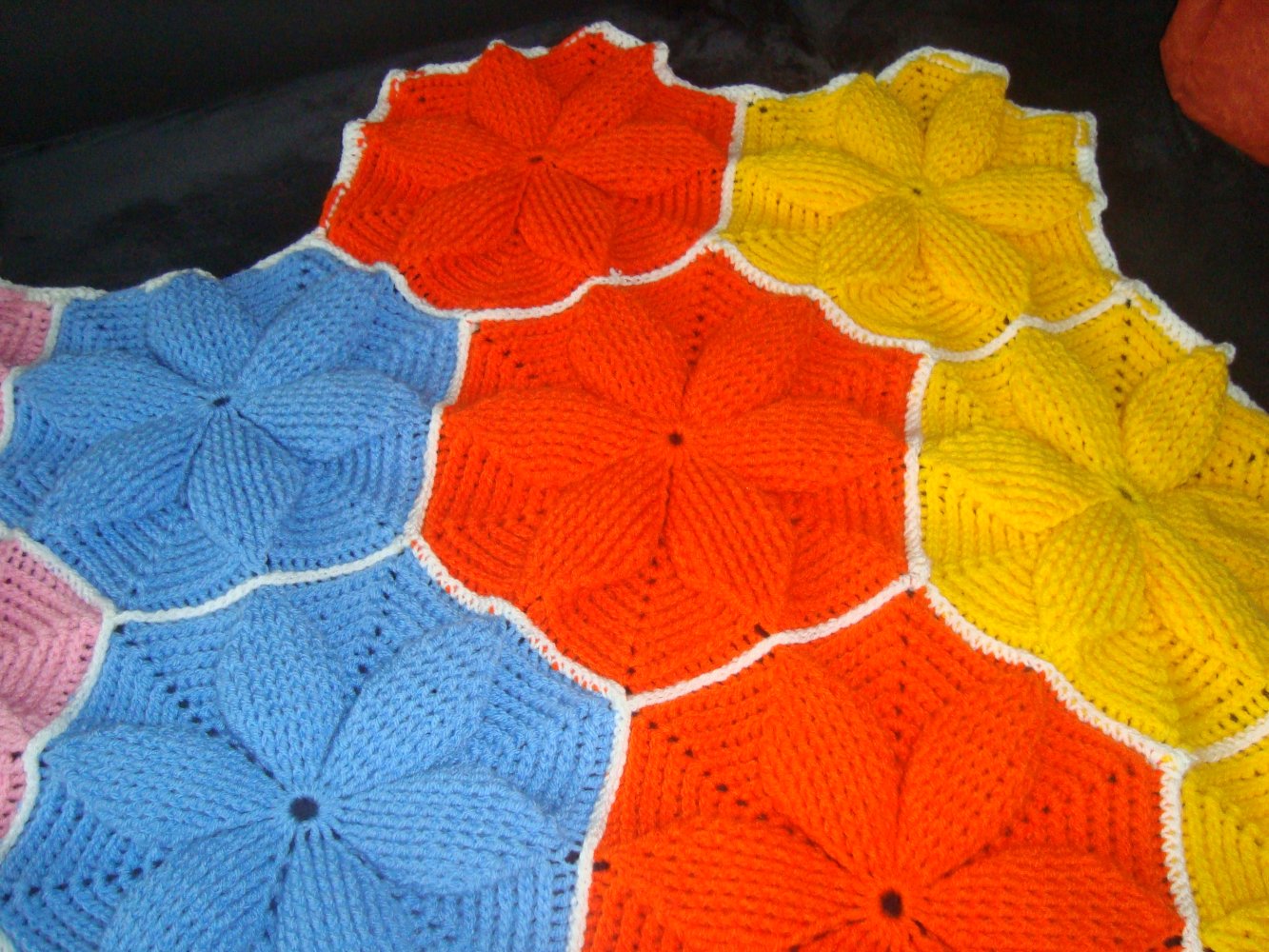 Häkeldecke im 3 D Blütenmuster