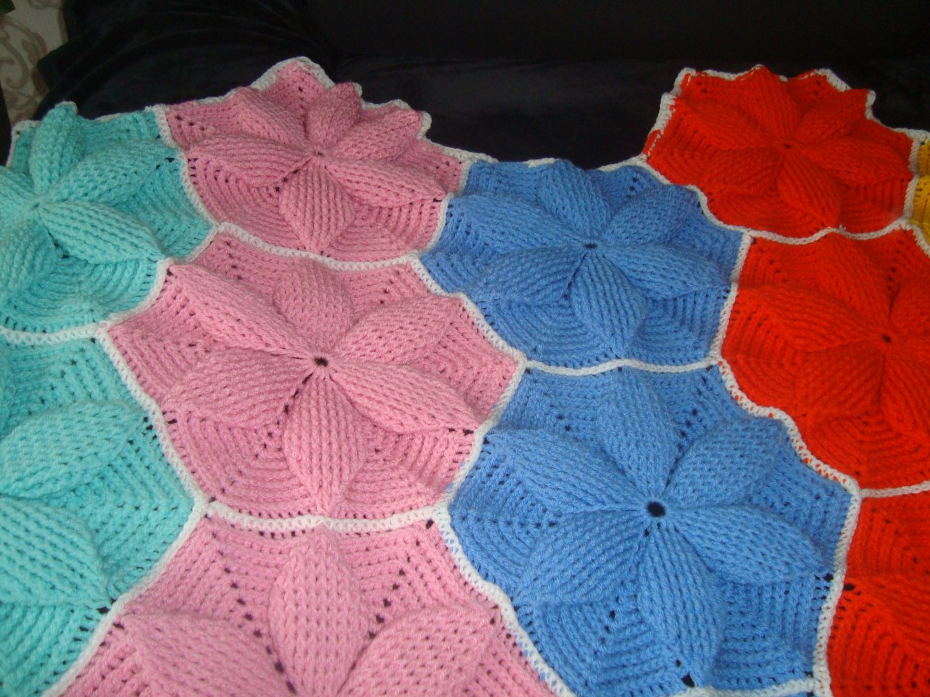 Häkeldecke im 3 D Blütenmuster