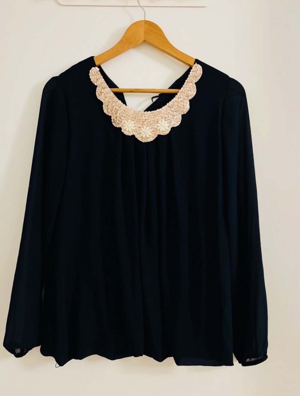 Bluse mit verzierten Kragen