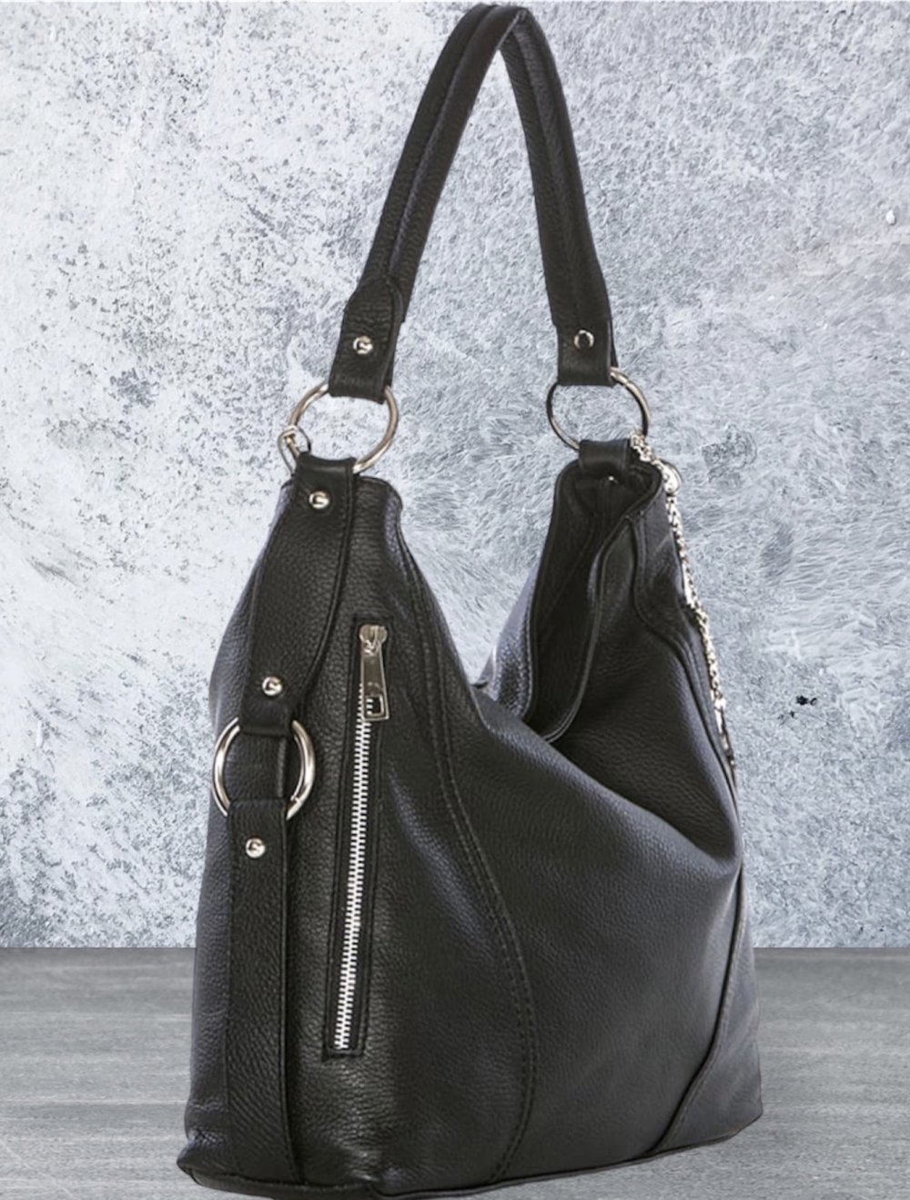 Mia Tomazzi Neuwertige Leder-Schultertasche in Schwarz mit Anhänger Made in Italy