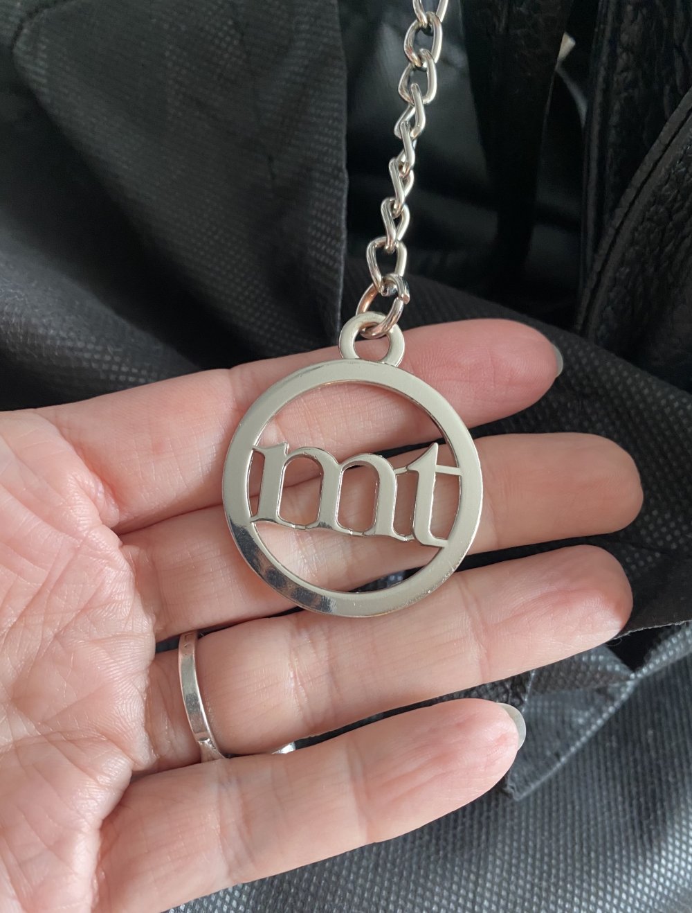 Mia Tomazzi Neuwertige Leder-Schultertasche in Schwarz mit Anhänger Made in Italy