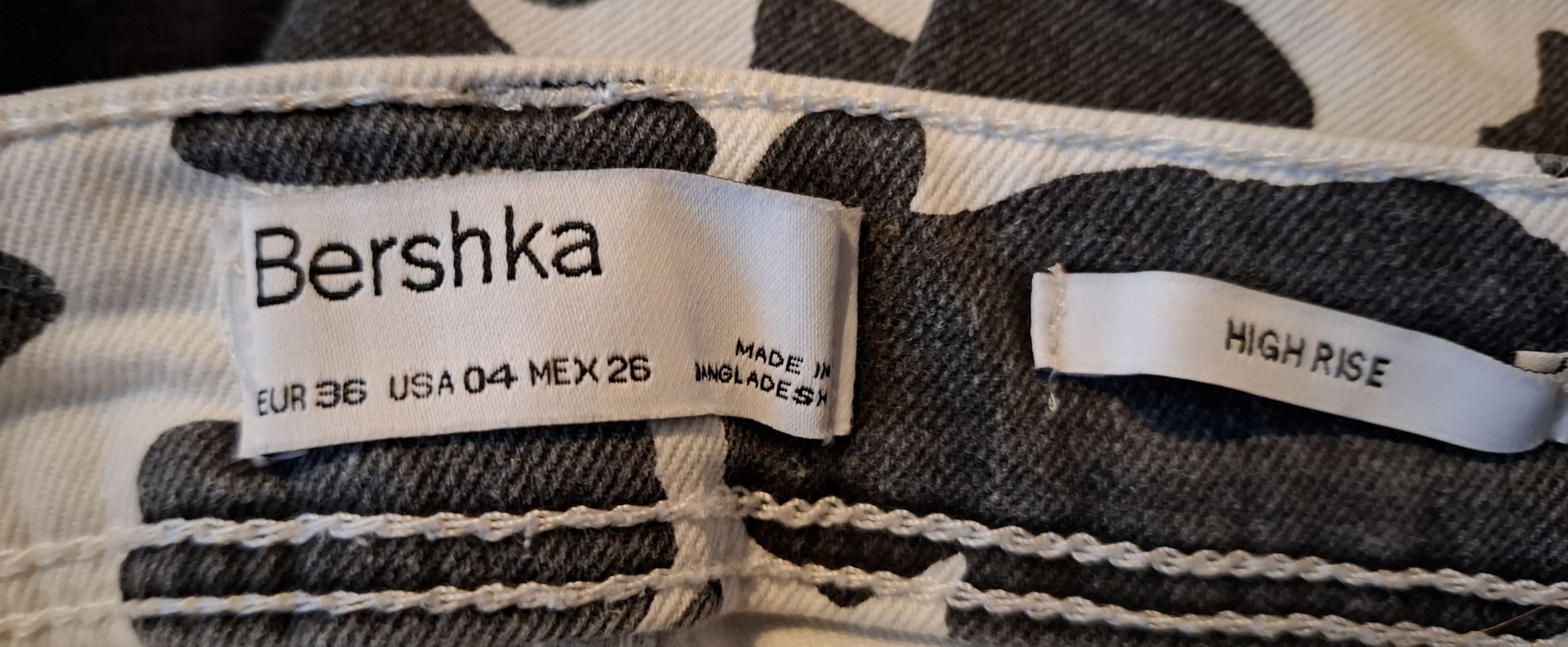Stretchjeans mit schwarz-weißem Kuhfleckenmuster von Bershka