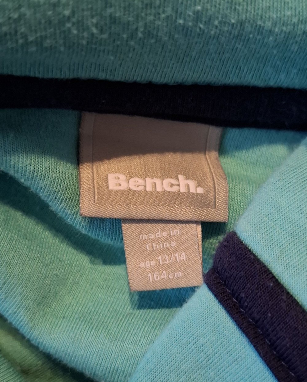 Blau melirte Sweat-Kapuzenjacke (innen türkis) von Bench.