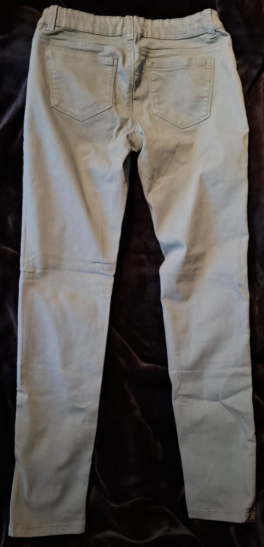 Khakifarbene/grüne Stretch-Jeans von here+there mit Glitzerstreifen
