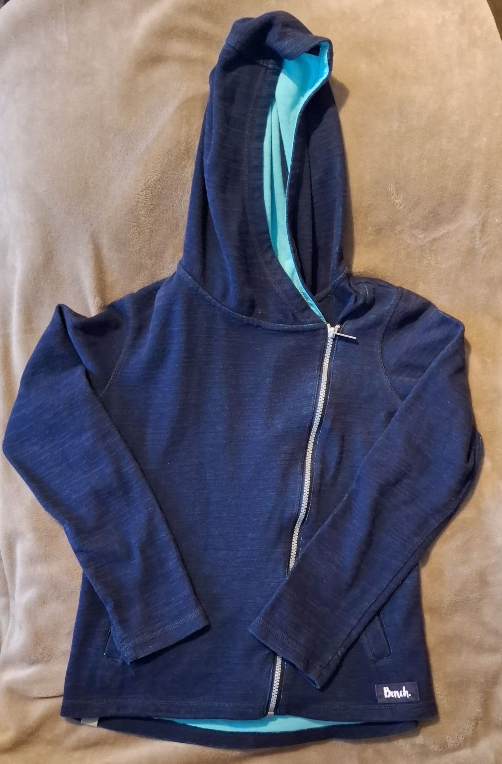 Blau melirte Sweat-Kapuzenjacke (innen türkis) von Bench.