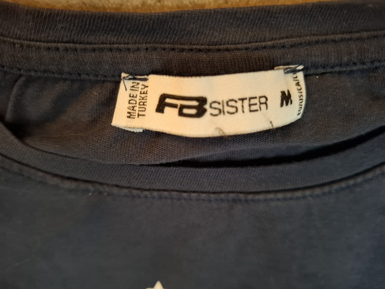 Marinefarbenes T-Shirt mit Aufdruck von FB Sister Größe M