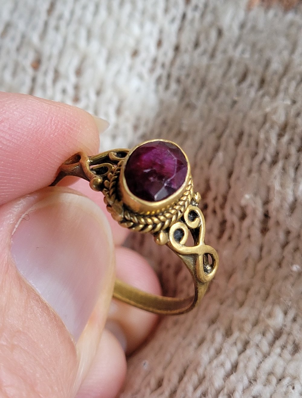 Vintage Messing Rubin Ring Stein geschliffen Hippy Gypsy Gipsy Boho Edelstein Spirit Retro Antik Mystik Alternativ gold Heilstein Steinschmuck Ethno Goa