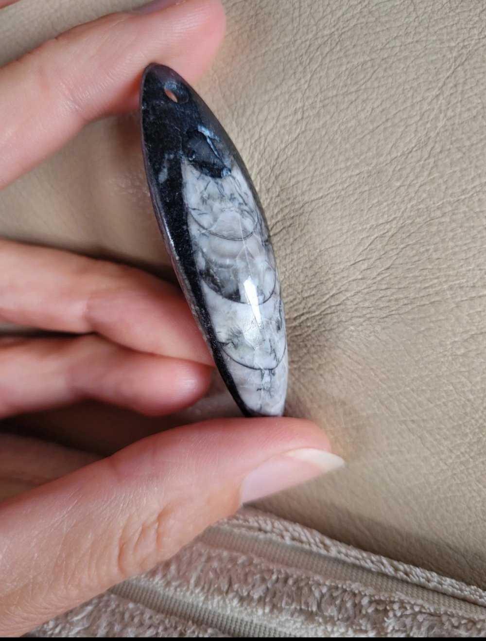 Fossiler Stein Anhänger gebohrt Steinanhänger fossil Edelstein Heilstein Hippie Gipsy Gypsy Boho grau Natur Schmuck Naturschmuck