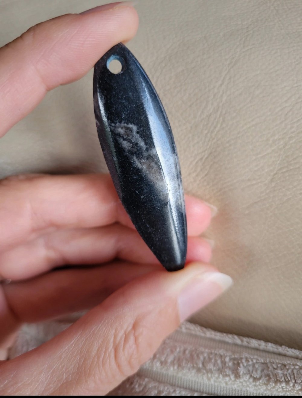 Fossiler Stein Anhänger gebohrt Steinanhänger fossil Edelstein Heilstein Hippie Gipsy Gypsy Boho grau Natur Schmuck Naturschmuck