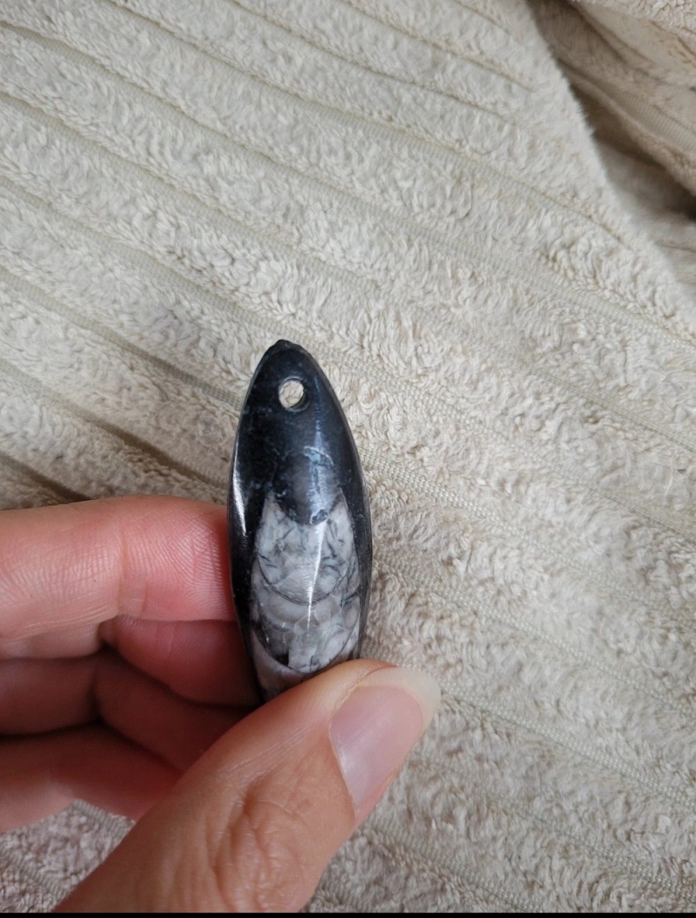 Fossiler Stein Anhänger gebohrt Steinanhänger fossil Edelstein Heilstein Hippie Gipsy Gypsy Boho grau Natur Schmuck Naturschmuck