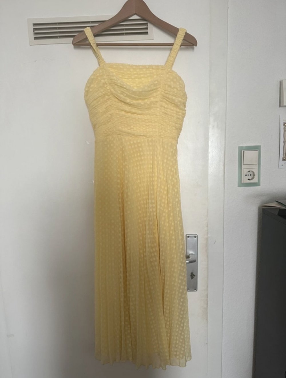 gelbes Abendkleid
