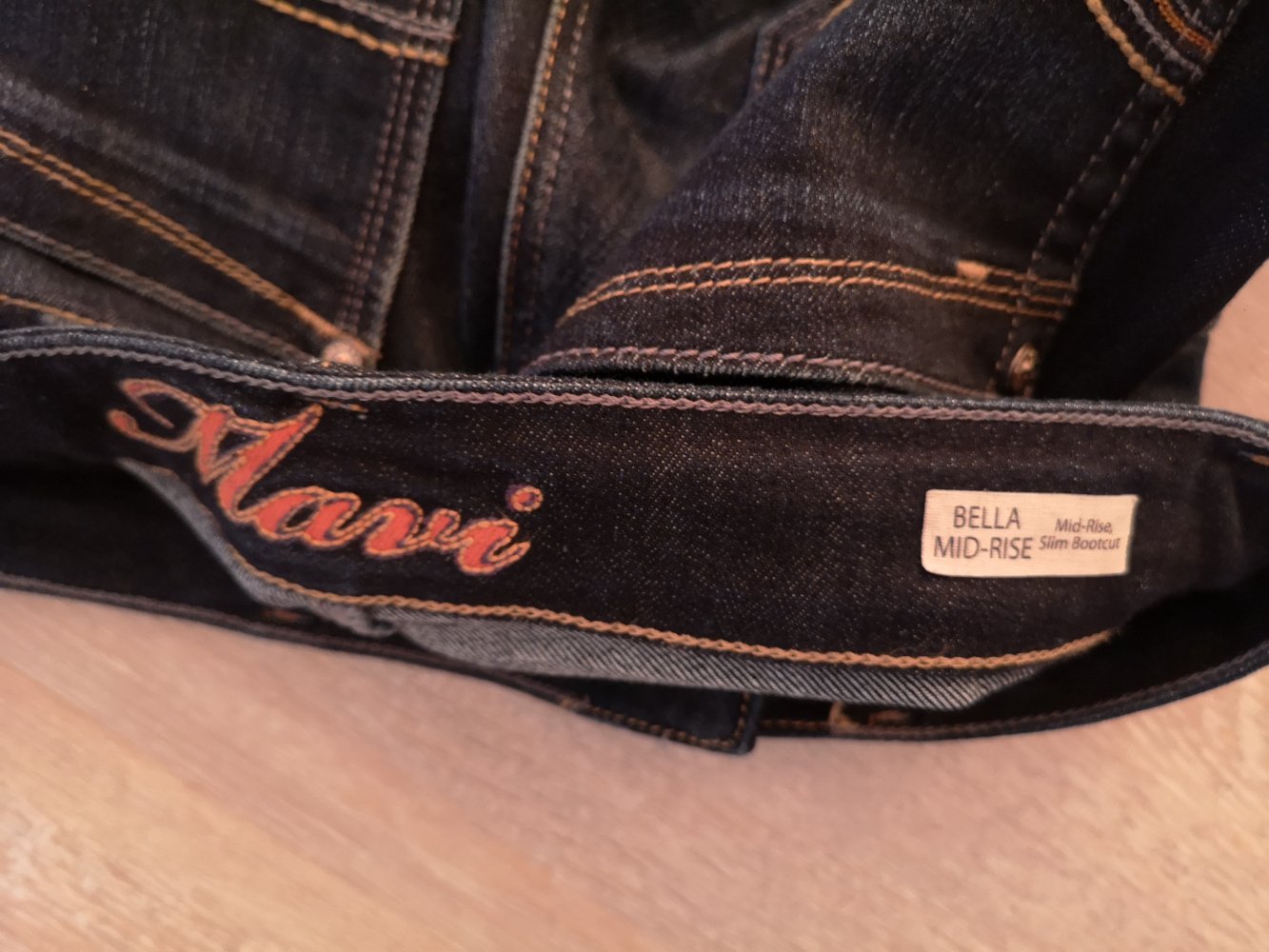 Dunkelblaue Bootcut-Jeans BELLA Mid-Rise